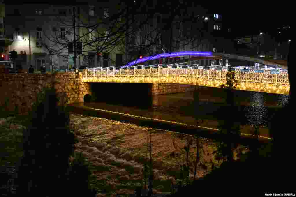 Ćumurija je dobila ime po pepelu ćumura kojeg su kovači odlagali u njegovoj blizini.&nbsp;Izgrađen je 1556.godine, a 1886. je zamijenjen željeznom konstrukcijom.