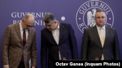 Nicolae Ciucă, Marcel Ciolacu și Kelemen Hunor s-ar putea înțelege pe comasarea alegerilor locale cu parlamentare, formulă care avantajează marile partide, dar care are probleme majore de constituționalitate.