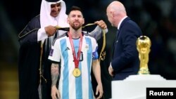 Лионел Меси на награждаването след финала на Световното първенство по футбол в Катар