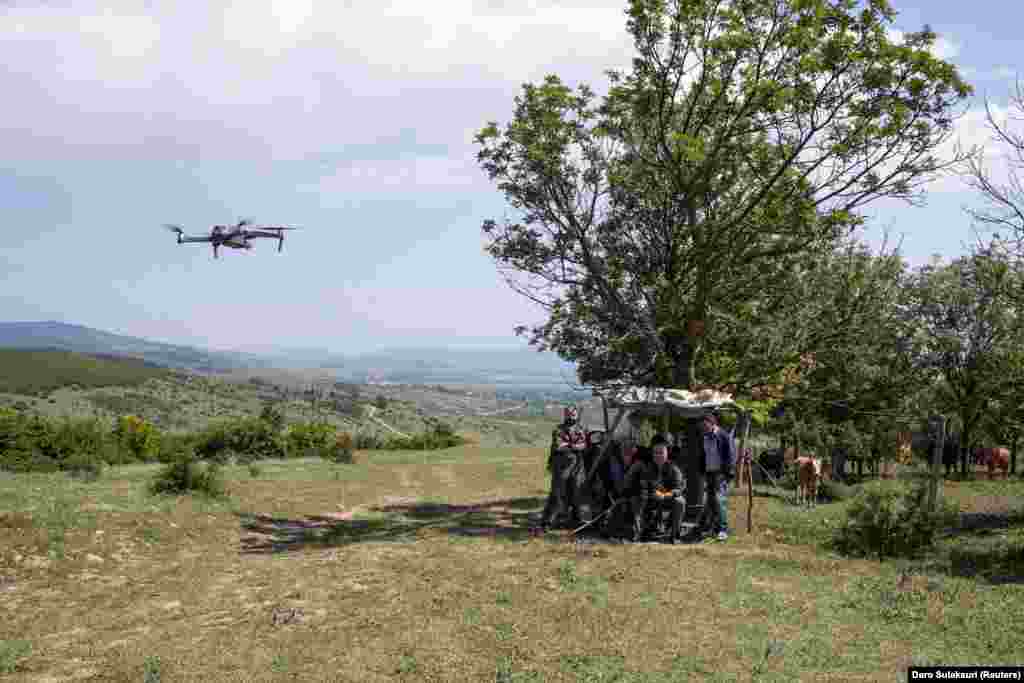 David Kacsarava megszállásellenes aktivista, a Power is in Unity (Összefogásban az erő) nevű csoport alapítója drónnal figyeli a határvonal egyes részeit. A férfi azzal vádolja a georgiai kormányt, valamint az Európai Unió civil megfigyelőit, hogy nem tesznek eleget az orosz betolakodás és az illegális fogvatartások ellen. Ezért vette saját kezébe az irányítást, és most a járőrözés mellett Kacsarava GPS-nyomkövetőket oszt szét a pásztorok, illetve a többi lakos között, hogy gyorsan megtalálják őket, ha bajba kerülnek a határon