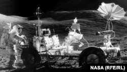 Юджийн Сърнън и Харисън Шмит се отдалечават с лунохода на почти 8 км