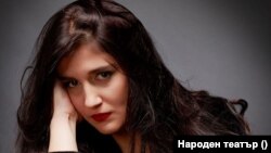 Диана Добрева понастоящем е един от тримата режисьори на Народен театър "Иван Вазов"