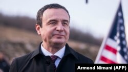 Një flamur amerikan në prapavijë të një fotografie të Kryeministrit të Kosovës, Albin Kurti. Fotografi nga arkivi.