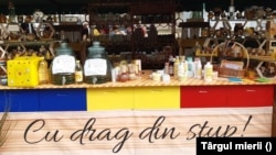 A romániai méhészek kénytelenek a mézet ömlesztve, külföldön értékesíteni, ahonnan a termék üvegben és magasabb áron tér vissza Romániába. Ez azért van, mert Romániában nem sok olyan létesítmény van, amely képes lenne ömlesztett mézet kereskedelmi termékké feldolgozni