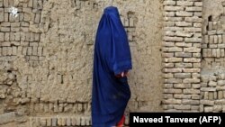 Авганистанска жена облечена во бурка во Кандахар на 25 декември 2022 година