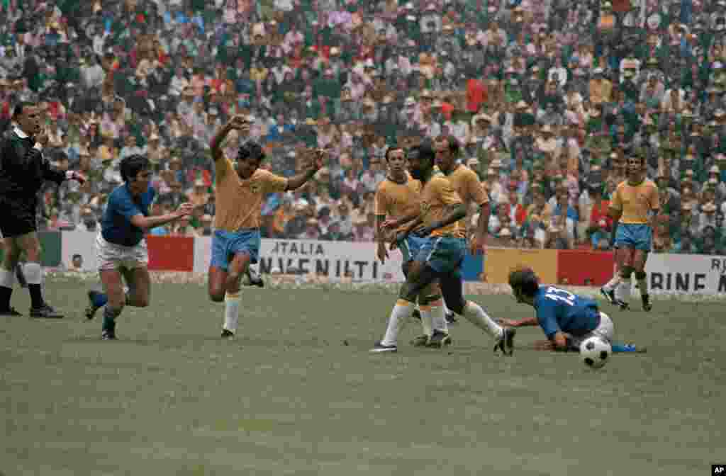 Pele (u sredini) sa članovima brazilskog tima na utakmici Svjetskog prvenstva na stadionu Azteca u Mexico Cityju, Meksiko, 21. juni 1970.