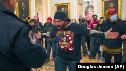 Daglas Džensen u majici sa QAnon simbolima tokom u Kapitol, 6. januar 2021.