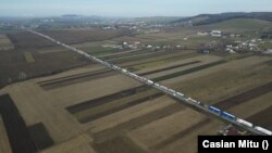 Autocamioanele au format o coadă de 25 de kilometri pentru a aștepta să treacă în Ucraina