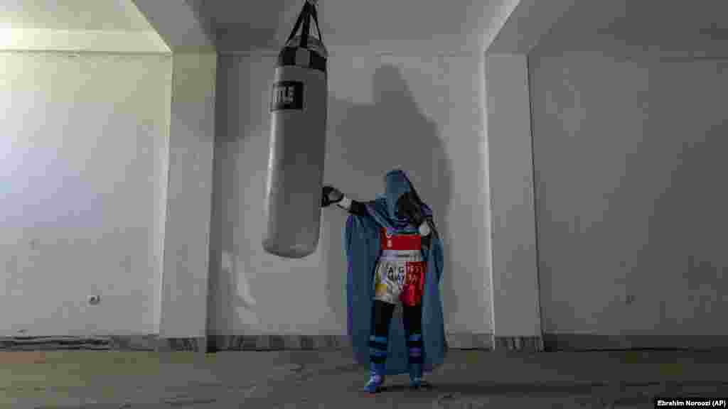 Дваесетгодишната Сарина, се сеќава како во август 2021. се натпреварувала на локален турнир за жени во спортската сала во Кабул. Меѓу публиката и учесниците се проширила веста дека талибанските борци напредуваат на периферијата на градот. Сите жени и девојки избегале од салата. Тоа било последно натпреварување на кое учествувала. На фотографијата е прикажана девојка која тренира тајландски бокс, во Кабул.