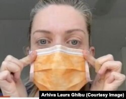 Medicul Laura Ghibu Ventimiglia explicând în timpul pandemiei cum se poartă corect o mască