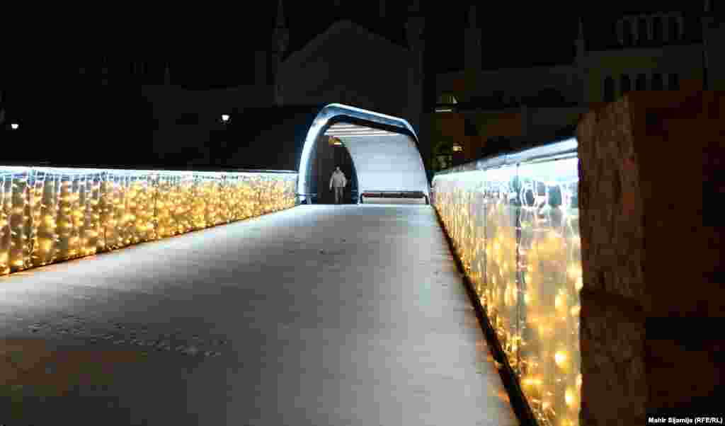 Festina lenta u prevodu znači Požuri polako. Izgrađen je 2012.godine.