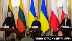 Președintele lituanian Gitanas Nauseda (stânga), președintele ucrainean Volodimir Zelenski (centru) și președintele polonez Andrzej Duda, Liov, Ucraina, 11 ianuarie 2023.