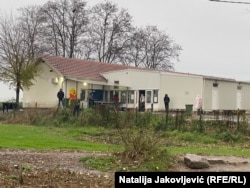 MIgranti ispred prihvatnog centra u Subotici