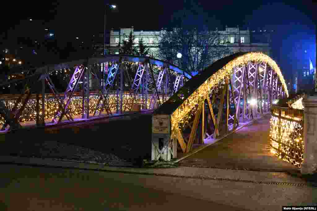 Skenderija most nastao je krajem 15 vijeka. Izgradio ga je osmanski namještenik Skender-paša po kojem je naselje na lijevoj obali Miljacke nazvano Skenderija.