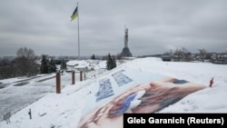 A propaganda képei: kiállítás nyílt Kijevben az orosz propagandaplakátokból