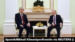Kazakh President Qasym-Zhomart Toqaev (left) and Russian President Vladimir Putin hold talks in Moscow on November 28.