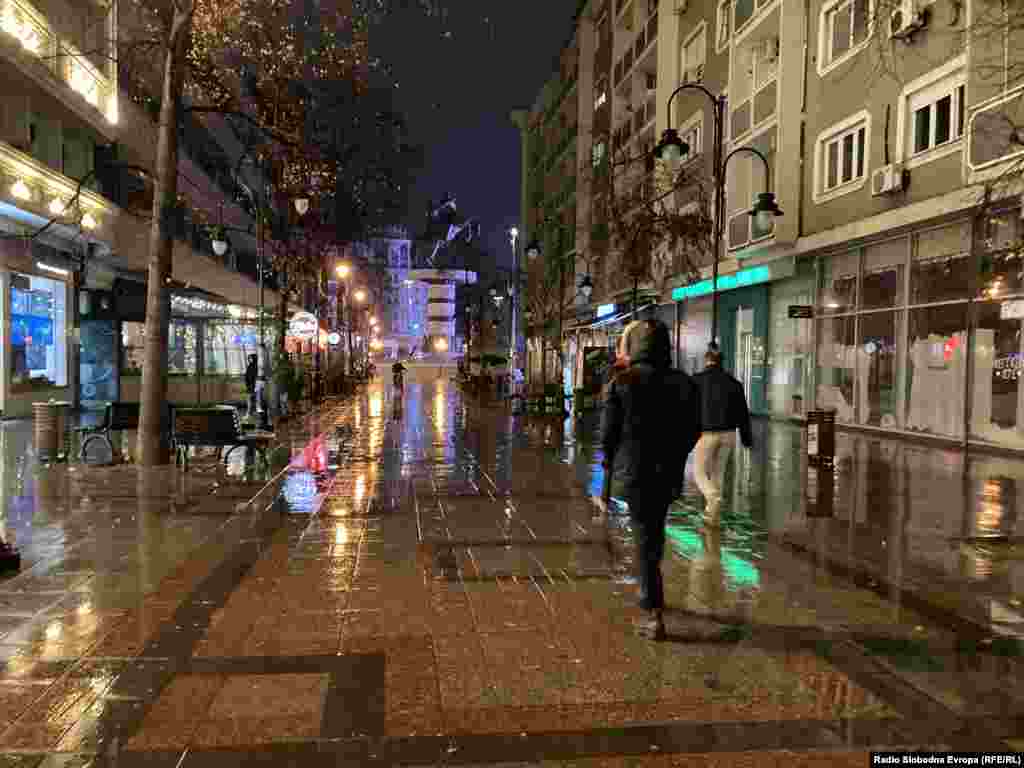 Новогодишно осветлен паркот на писателот Горан Стефановски во скопско дебар Маало на 14 декември 2022 и улица Македонија во строгиот центар на Скопје на 14 декември 2022