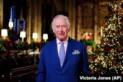 Prințul Charles este nevoit să se împartă între cei doi fii ai săi.