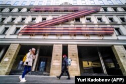 ხალხი მოსკოვის ცენტრში, თეატრის შენობის წინ, რომელიც მორთულია ასო Z-თი. 2022 წლის 21 ნოემბერი.