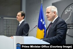 Kryeministri i Kosovës, Albin Kurti, gjatë një konference të përbashkët me ministrin e Brendshëm, Xhelal Sveçla.