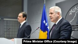 Ministri i Punëve të Brendshme i Kosovës, Xhelal Sveçla, gjatë një konference për media me kryeministrin e Kosovës, Albin Kurti. Fotografi nga arkivi. 
