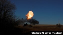 Militari ucraineni din Brigada 43 de Artilerie Grea trag o salvă cu un obuzier autopropulsat german Panzerhaubitze 2000 în apropiere de Soledar, 11 ianuarie 2023.