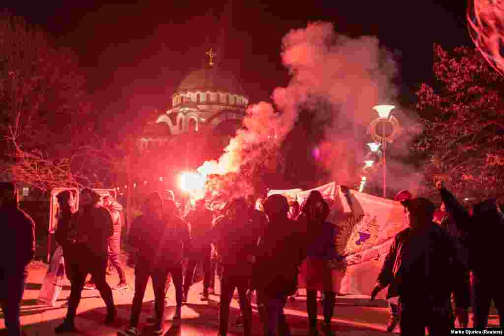 Demonstruesit duke ndezur mjete piroteknike gjatë tubimit në Beograd kundër veprimeve të autoriteteve në Kosovë.