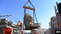 Helyére emelik a felújítás alatt álló Lánchíd megújult, több szoborelemből álló első kőoroszlánját a híd budai oldalán 2022. október 18-án