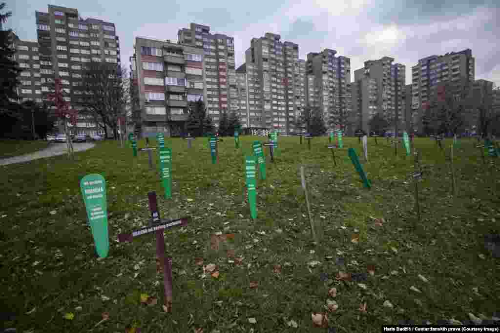 &quot;Poruka je trebala da bude &ndash; da su te žene postojale. Te žene su živjele. Te žene su imale svoje živote. Na bašlucima i krstovima koji simboliziraju te mrtve žene, ubijene žene stoje njihova godišta i ko ih je ubio. I ono što jeste najstrašnije od svega, kada je femicid u pitanju, jeste da su najčešće ubice njihovi partneri, njihovi bivši partneri, bivši muževi, sadašnji muževi, bivši vanbračni ili sadašnji vanbračni partneri. Uvijek je to negdje neko u koga su nekada imale povjerenja, ili su nekada u njih bile zaljubljene&quot;, rekla je za Radio Slobodna Evropa Duška Andrić iz Centra ženskih prava.&nbsp;