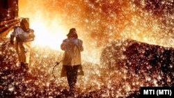 Az első csapolás a dunaújvárosi ISD Dunaferr átépített nagyolvasztójában 2016. július 25-én