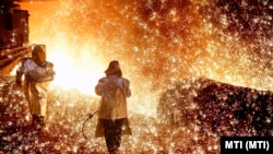 Az első csapolás a dunaújvárosi ISD Dunaferr átépített nagyolvasztójában 2016. július 25-én