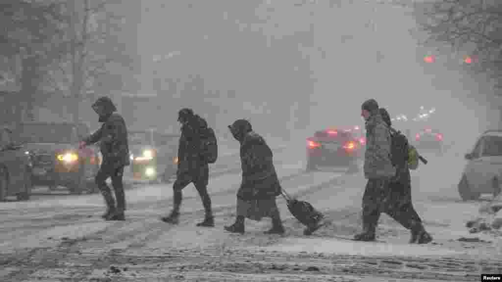 Sulmet ajrore ruse në rrjetin elektrik të Ukrainës dhe infrastrukturën tjetër kanë lënë miliona ukrainas pa ngrohje, pa energji elektrike dhe ujë, në një kohë me temperatura jashtëzakonisht të ulëta.