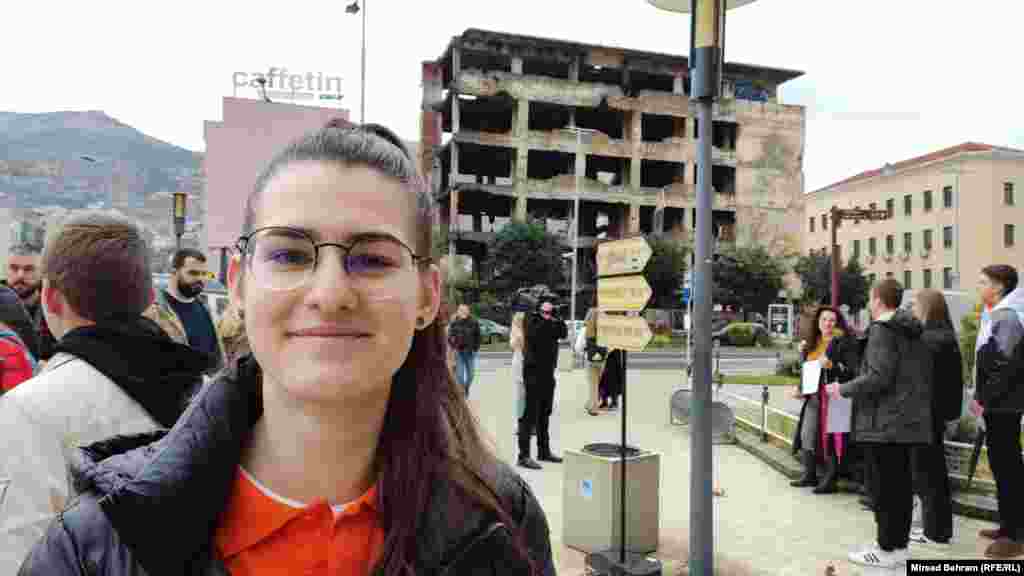 U mirnoj šetnji protiv nasilja nad ženama učestvovala je i studentica Alma Peco iz Mostara. &quot;Nasilje nad ženama je, po mom mišljenju, sve više i više prisutno, pogotovo nakon sve ove situacije oko COVID-19, kada smo svi bili zatvoreni. Opće je poznato da su žene slabiji pol, muškarci vrše veliko nasilje, veliki pritisak na njih, vrši se i psihičko i fizičko nasilje&quot;. &nbsp;