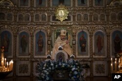 Ukrajinski svećenik Rostislav Korčak govori tokom božićne mise u pravoslavnoj crkvi u Bobrytsiji, predgrađu Kijeva, Ukrajina, nedjelja, 25. decembra 2022.