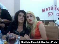 Donjeta Pajazitaj me nënën e saj.