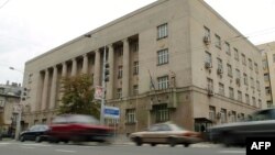 Centralni deo ovog sistema je baza podataka porodica koje primaju različite vrste socijalne pomoći i koja objedinjuje podatke iz evidencije Ministarstva unutrašnjih poslova ili prihode građana kojima raspolaže Poreska uprava (na fotografiji zgrada Ministarstva unutrašnjih poslova Srbije u Beogradu)