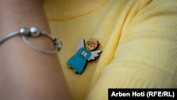 Anđeo od drveta na džemperu ukrajinske novinarke Irine Sinelnik