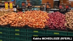 ხახვი რეკორდულად გაძვირდა. ეს ფოტო 2022 წელსაა გადაღებული - ღიაჩალისფერი ხახვის ფასი 1,15 ლარი იყო.