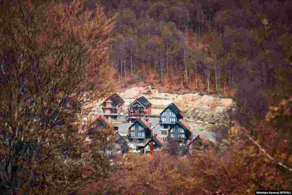 Novi kvart sa vikendicama nikao je bez poštivanja zakona, u zoni zabranjenoj za gradnju.