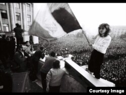 Gabriela a stat în balconul CC până la lăsarea întunericului.