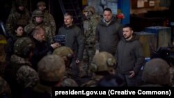 Presidenti i Ukrainës, Volodymyr Zelensky, gjatë një vizite në qytetin Bahmut në rajonin e Donjeckut. 20 dhjetor 2022.