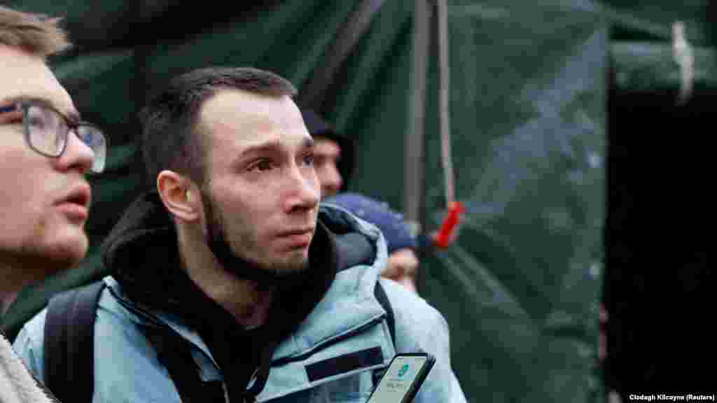 Жители Днепра на месте разрушенного российской ракетой дома, где погибли 30 человек&nbsp;