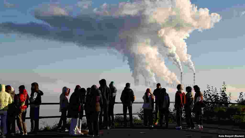 Füst gomolyog a lengyelországi Zlobnicában lévő belchatowi erőműből október 20-án. Szeptemberben Jarosław Kaczyński, a lengyel Jog és Igazságosság kormánypárt vezetője kijelentette: &quot;Mindent el kellene égetnünk, kivéve a gumiabroncsokat és hasonló dolgokat... Egyszerűen fogalmazva, Lengyelországot fel kell fűteni&quot;.