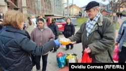 Zeci de persoane beneficiază de câte o porție de mâncare caldă din partea asociației „O masă caldă” în mai multe județe din Transilvania. Oamenii spun că în condițiile prețurilor tot mai mari astfel de ajutoare devin tot mai importante. 