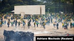 Mbështetësit e ish-presidentit brazilian, Jair Bolsonaro, para Kongresit. 8 janar 2023.