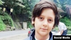 تصویری که روزنامه اعتماد از امیرحسین رحیمی، ۱۵ ساله منتشر کرده است