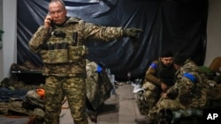 Командирът на украинската армия генерал-полковник Олександър Сирски дава инструкции в убежище в Соледар. Снимката е от 8 януари.