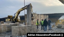 Imagine de șantier din locul unde ar trebui să fie contruit cartierul rezidențial.