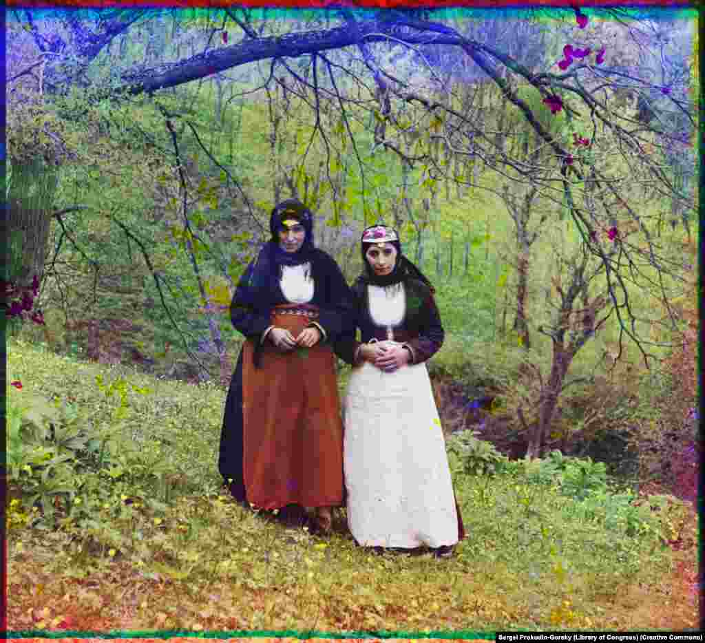 Portret dviju Armenki u selu Artvin, u današnjoj istočnoj Turskoj, načinio je slavni ruski fotograf&nbsp;Sergej Prokudin Gorski u travnju iste godine. Nevjerojatnom slučajnošću, Passet i Prokudin Gorski, otprilike u isto vrijeme, dokumentirali su Armence u i izvan Osmanskog Carstva nedugo prije nego što je ova vjerska manjina uvelike izbrisana u onome što se naširoko naziva genocid nad Armencima.