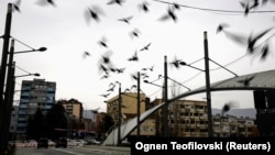 Golubovi preleću most na reci Ibar u Mitrovici, koji spaja severni deo podeljenog grada, pretežno naseljen Srbima, sa južnim, čiji su stanovnici najvećim delom Albanci, novembar 2022.